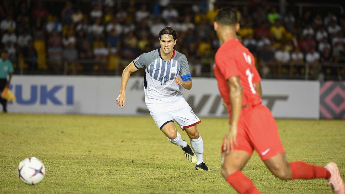 Đội trưởng Phil Younghusband kêu gọi CĐV đến sân cổ vũ cho đội nhà Younghusband